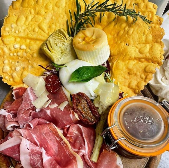 Planche de charcuterie et de fromages italiens à partager