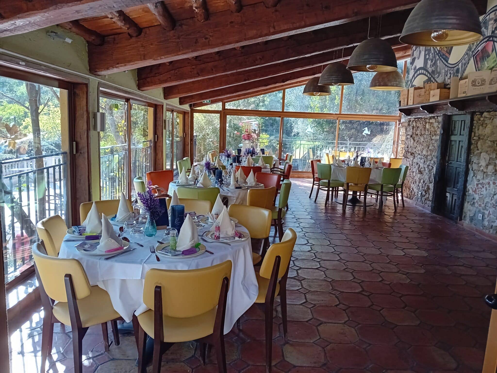 Salle Rustica, intime et lumineuse