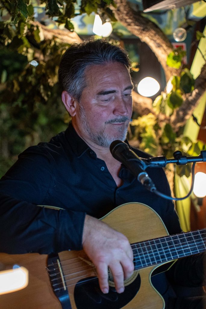 Chanteur au micro pendant une soirée animée du restaurant Villa Paradis’O à Mougins