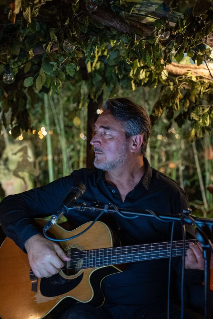 Piero, chanteur italien, en concert le soir au restaurant Villa Paradis’O à Mougins
