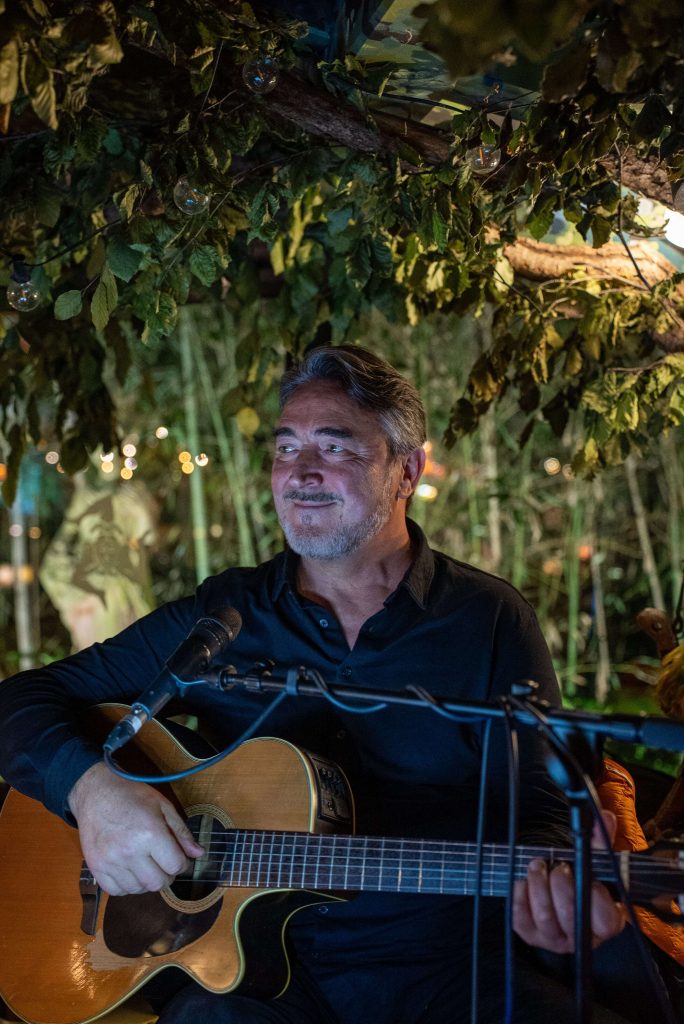 Ambiance musicale d’une soirée italienne à Mougins avec le chanteur Piero