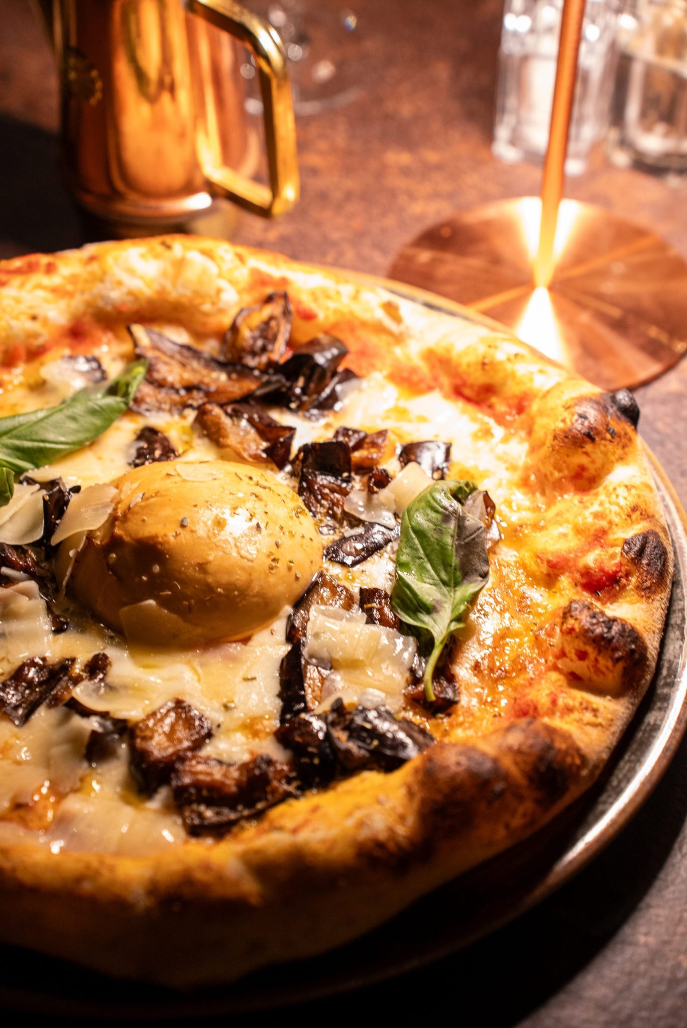 Pizza aux champignons, œuf et basilic