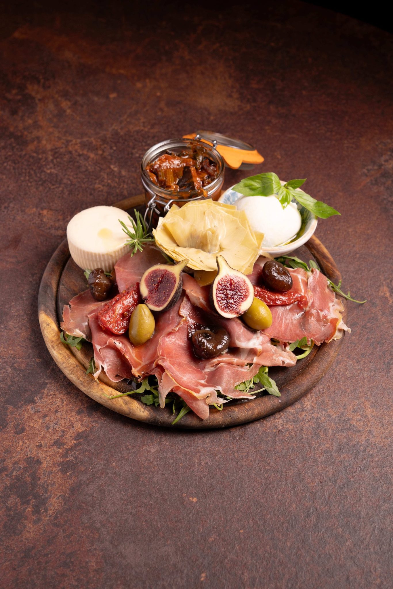 Planche d’antipasti : charcuterie, fromages italiens et figues