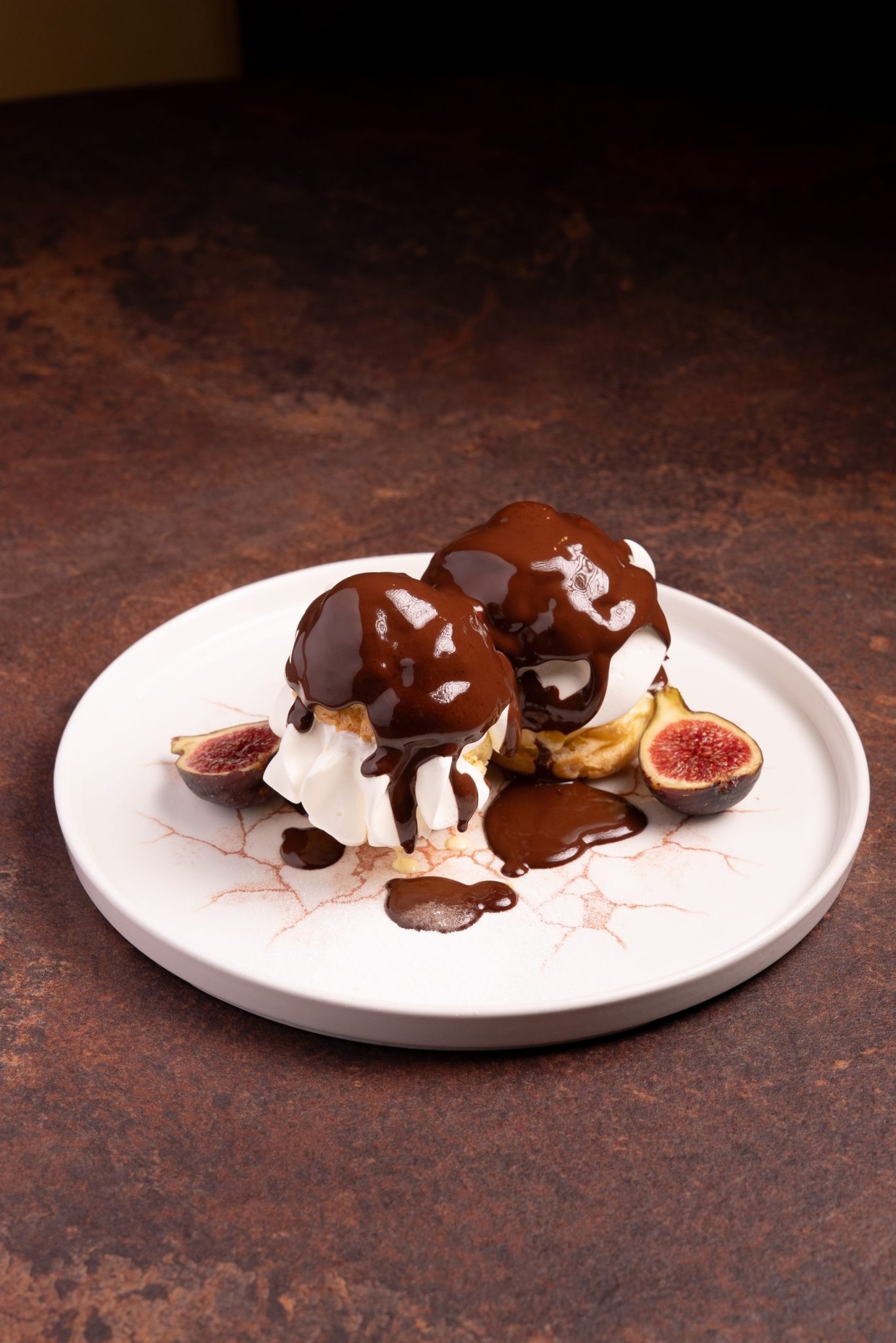 Profiteroles au chocolat et figues fraîches, desserts faits maison