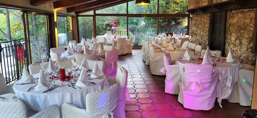 Salle décorée en blanc et rose pour une réception de baptême au restaurant Villa Paradis’O