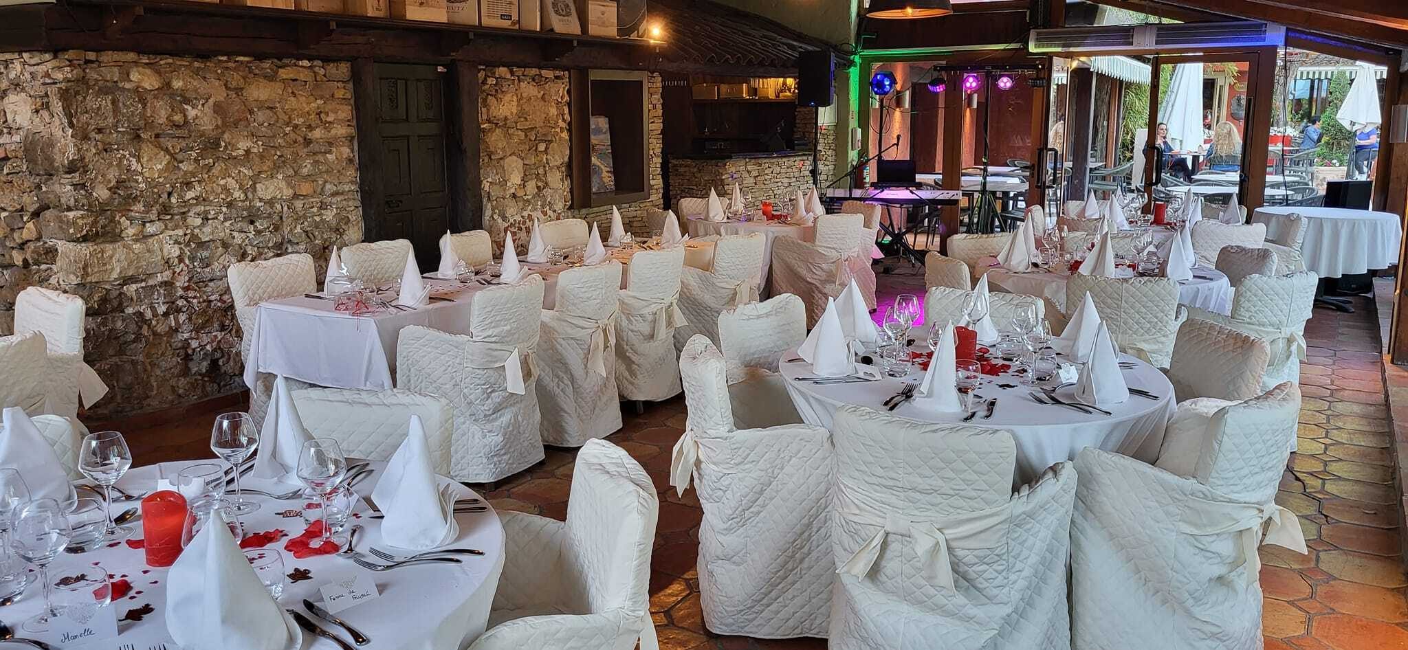 Salle Rustica dressée pour une réception
