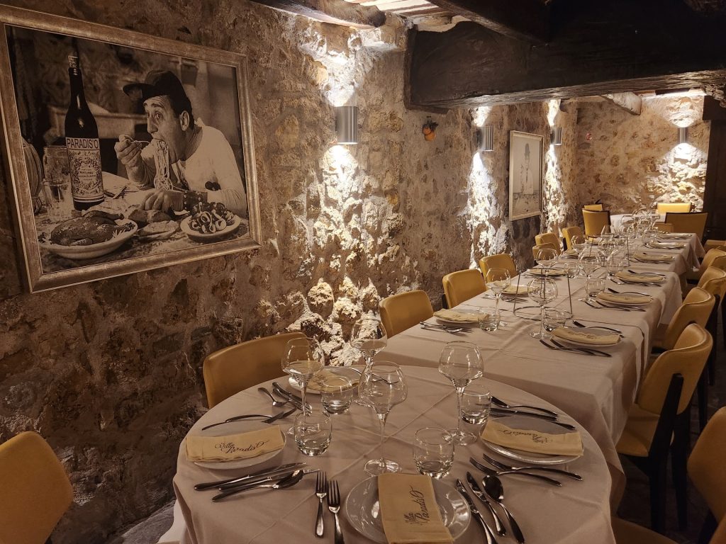 Grande table d’honneur dressée dans la salle voûtée pour un événement privé à Mougins