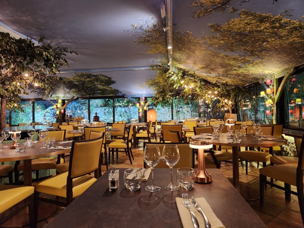 Tables dressées pour un repas de famille dans la salle du restaurant à Mougins