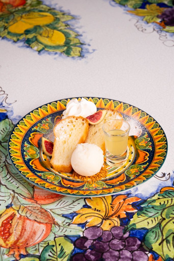 Baba accompagné d’un sorbet au citron, de figues fraîches et d’un verre de limoncello à la Villa Paradis’O