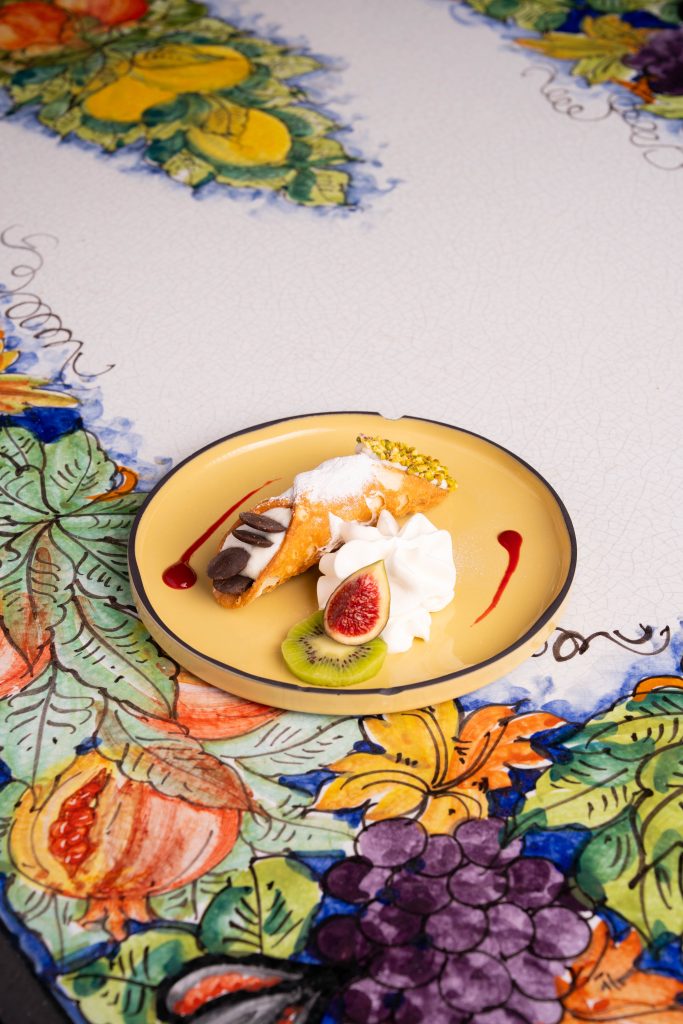 Cannolo sicilien à la pistache, chantilly, figue et kiwi, dessert du restaurant Villa Paradis’O à Mougins