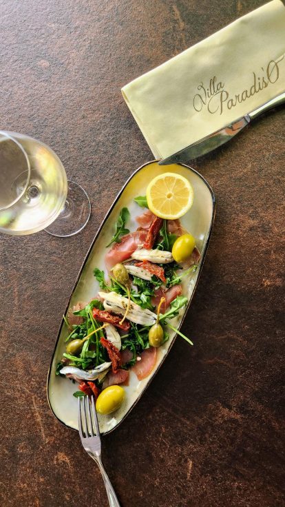 Carpaccio d'espadon fumé et roquette, spécialité sicilienne de la Villa Paradis'O