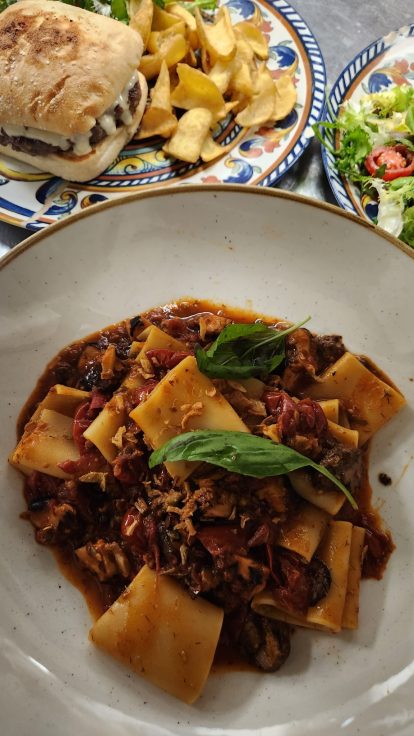 Paccheri à la tomate et burger accompagné de chips, Villa Paradis'O à Mougins