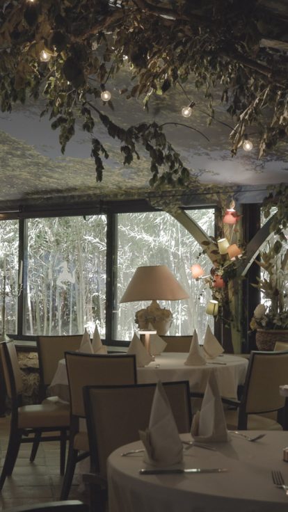 Salle à manger aux rideaux rouges de la Villa Paradis'O à Mougins