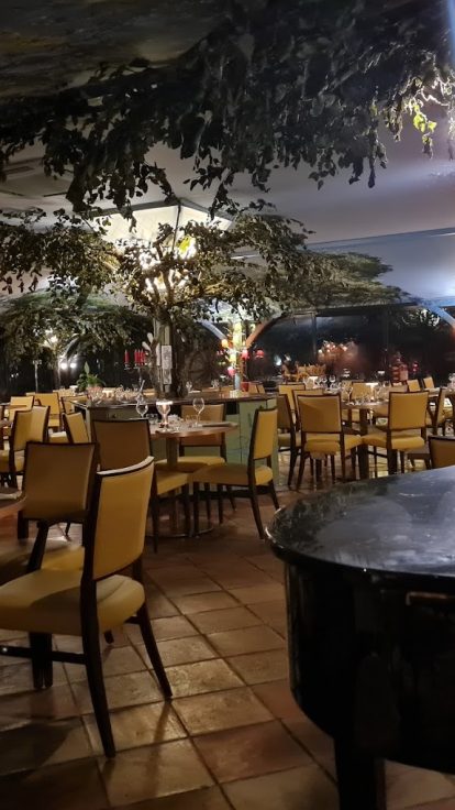 Salle du restaurant et son piano, Villa Paradis'O à Mougins