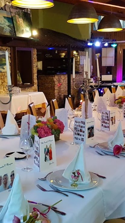 Table de mariage à la décoration florale, Villa Paradis'O à Mougins