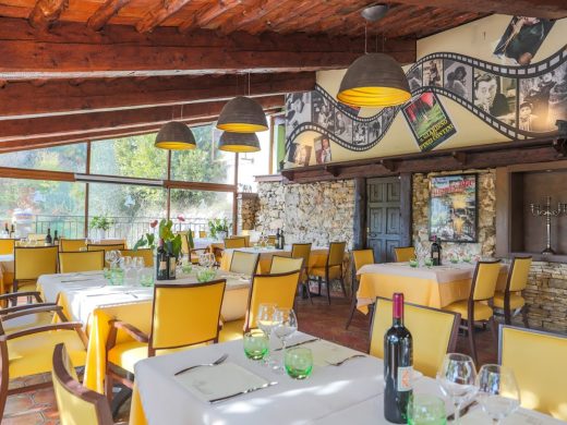 Baptême ou communion à Mougins : le repas de famille, sans la logistique qui pèse