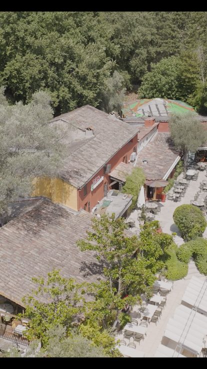 Vue aérienne de la Villa Paradis'O et de son parc arboré à Mougins