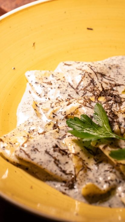 Ravioli nappés d'une sauce crémeuse, persil frais, à la Villa Paradis'O à Mougins