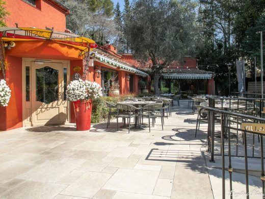 Baptême ou communion à Mougins : le repas de famille, sans la logistique qui pèse